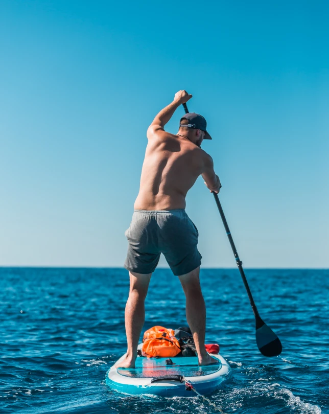Persona practicando paddle sobre el agua