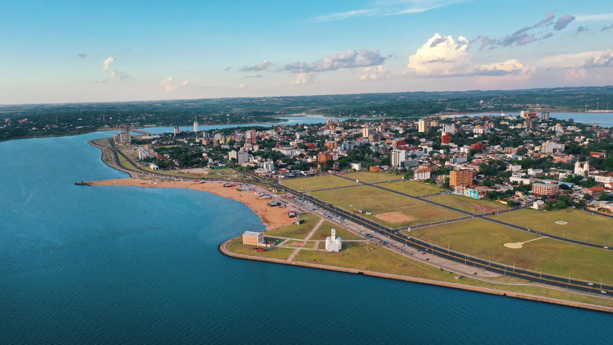Vista aérea de Encarnación y su costanera sobre el río Paraná