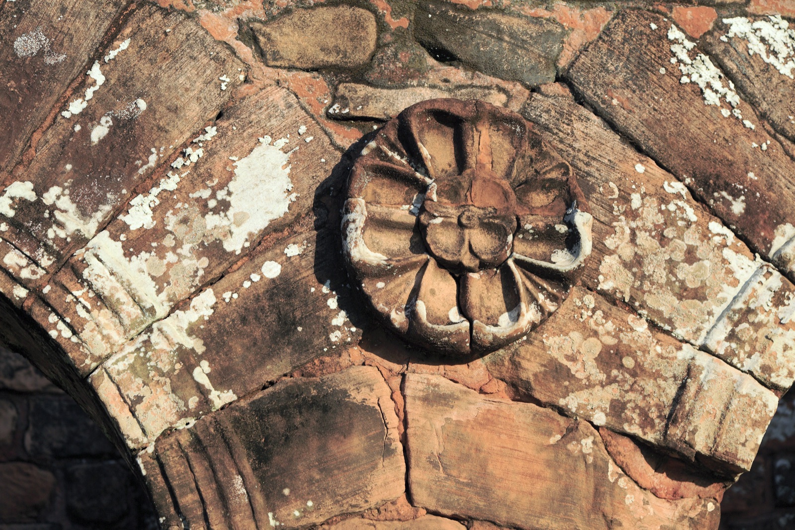 Piedra, símbolos e interiores