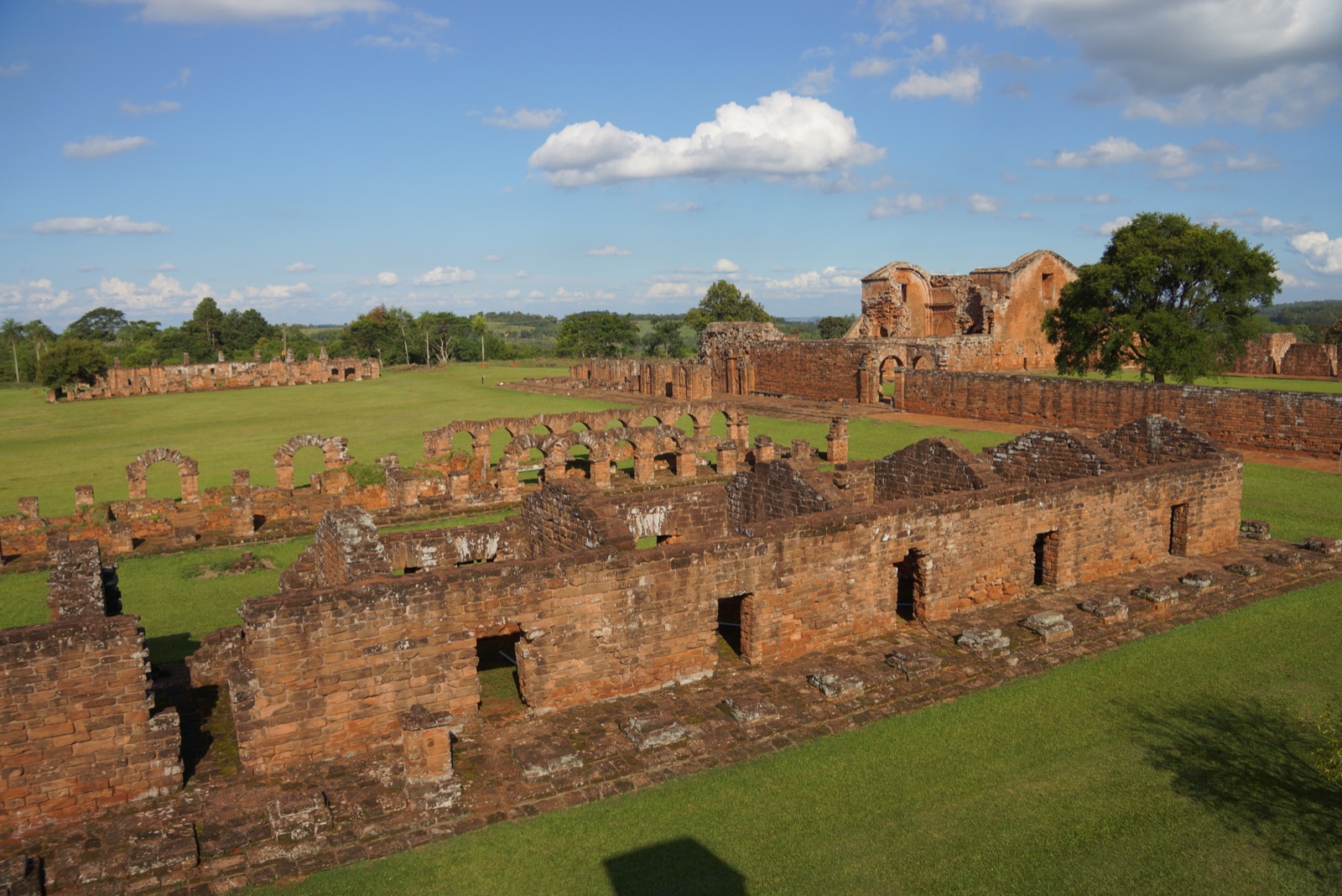 Ruinas jesuíticas y paisaje abierto