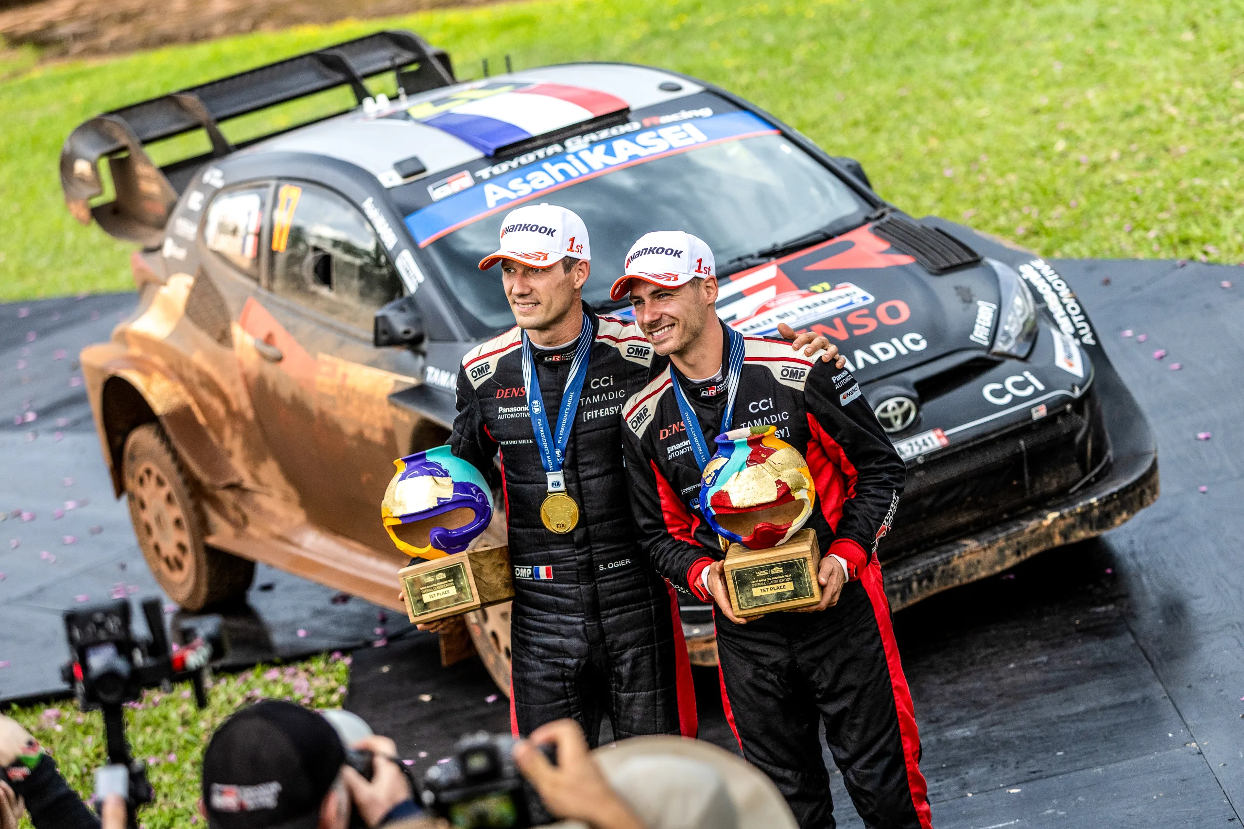 Sébastien Ogier y Vincent Landais celebrando la victoria del Rally del Paraguay 2025