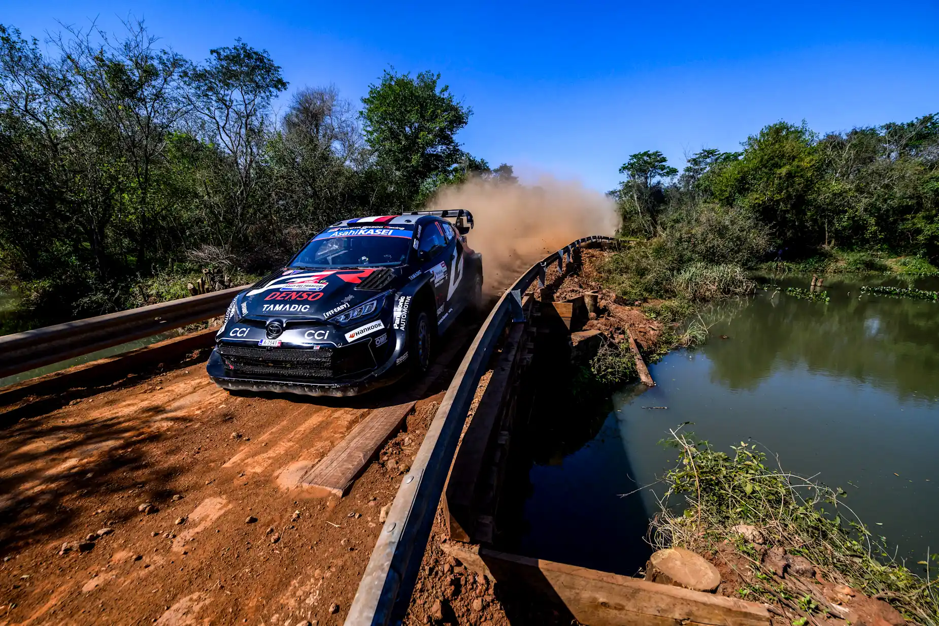 Sébastien Ogier compitiendo sobre tierra en el Rally del Paraguay 2025
